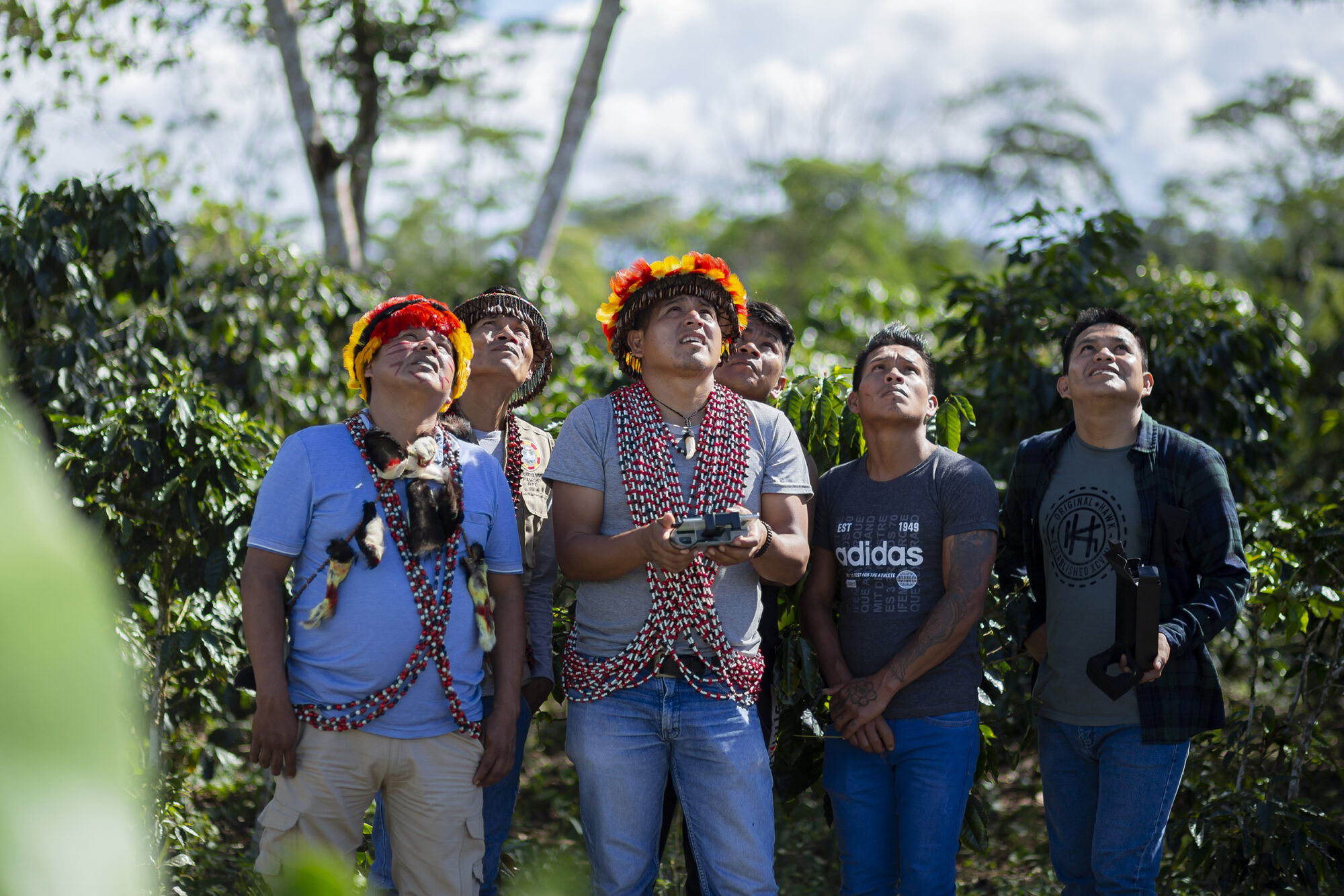 Miembros de comunidad de la Amazonía peruana manejan un dron