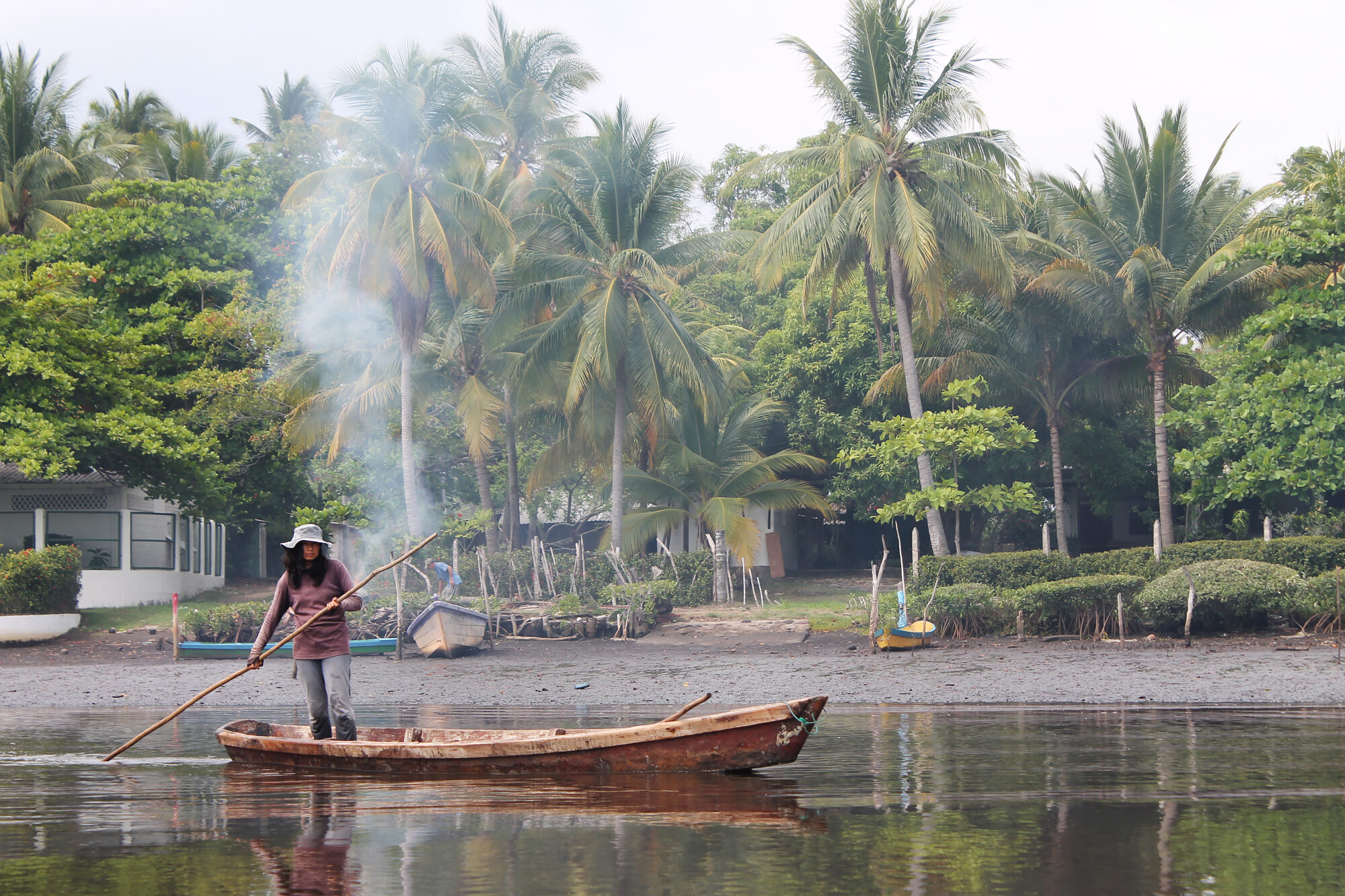 Una mujer pesca en una canoa