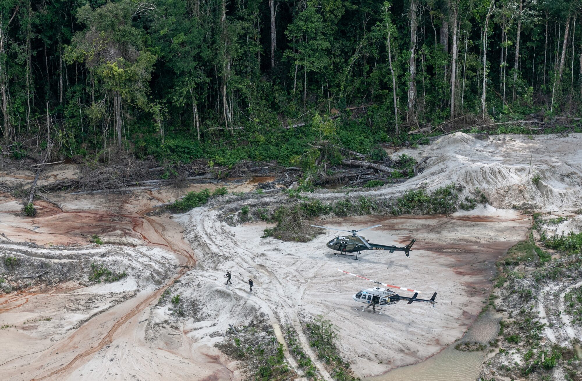 <p>Officers from IBAMA, Brazil’s environmental enforcement agency, land at an illegal mining site in the Munduruku Indigenous Territory, Pará state (Image: <a href="https://www.flickr.com/photos/ibamagov/42127291715/in/album-72157682274802094/">Vinícius Mendonça</a> / <a href="https://www.flickr.com/people/ibamagov/">IBAMA</a>, <a href="https://creativecommons.org/licenses/by-sa/2.0/">CC BY-SA</a>)</p>