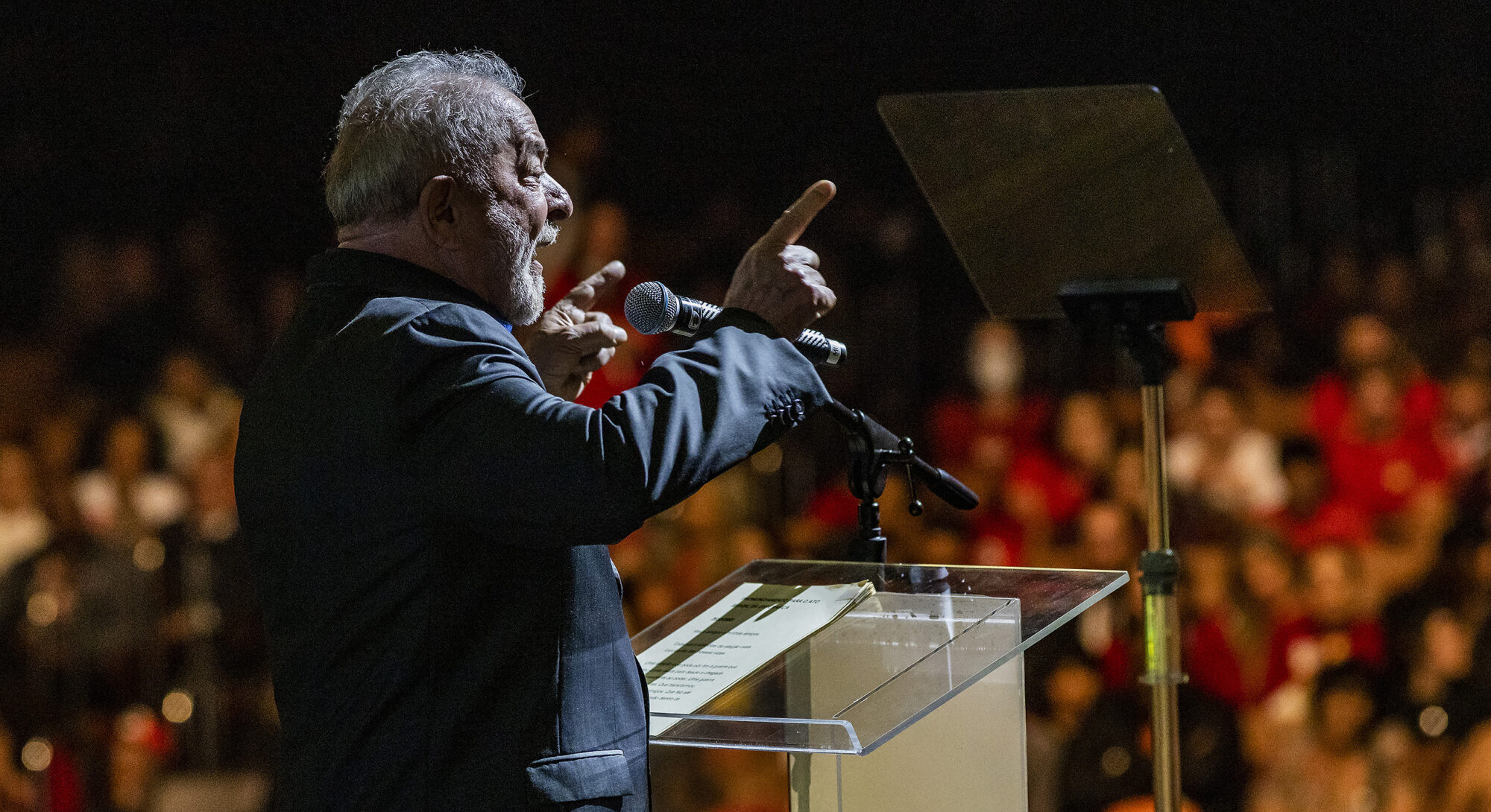 <p>Lula em seu último evento de campanha em setembro de 2022. O presidente se comprometeu a liderar o combate ao desmatamento e renovar os investimentos em políticas ambientais (Imagem:<a href="https://www.flickr.com/photos/midianinja/52452706363/in/album-72177720303152507/"> Oliver Kornblihtt</a> /<a href="https://www.flickr.com/people/midianinja/"> Mídia NINJA</a>,<a href="https://creativecommons.org/licenses/by-nc/2.0/"> CC BY NC</a>)</p>