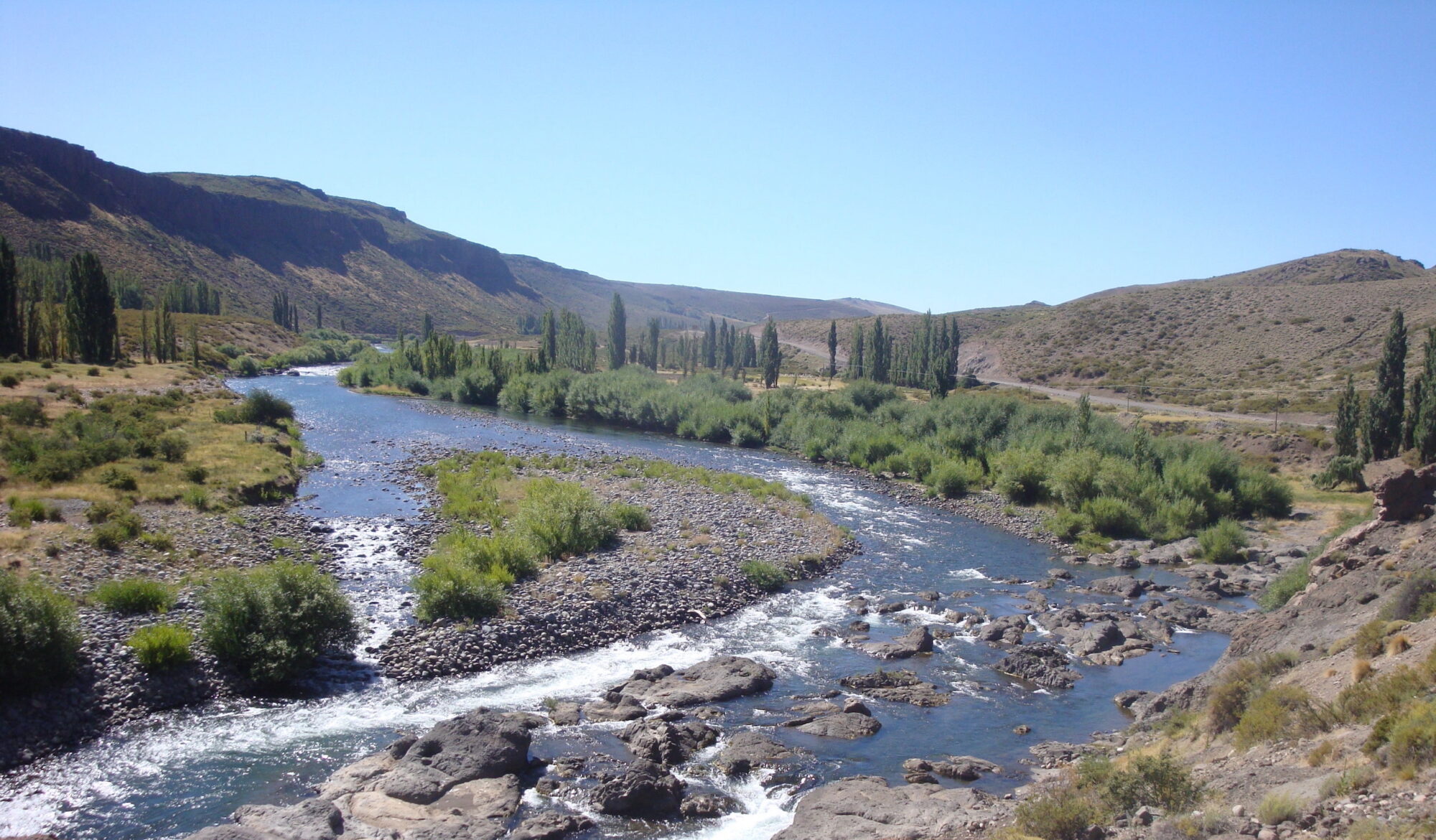<p>Río Nahueve en la provincia de Neuquén, Argentina. Grupos locales expresan su preocupación por los posibles impactos ambientales de una nueva represa (Imagen: <a href="https://www.flickr.com/photos/irenaimages/23517397858/in/photolist-Cai5T6-BQ9P3S-ry5cC2-suTh3i-sxi2AC-sPSvVn-sdhGLW-sPSr42-sxpnpH-BAMkvD">ADI-NQN</a> / <a href="https://www.flickr.com/people/irenaimages/">IRENA</a>, <a href="https://creativecommons.org/licenses/by-nc-nd/2.0/">CC BY NC ND</a>)</p>