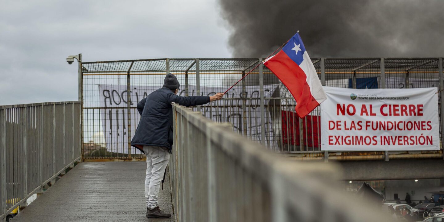 <p>Trabajadores de CODELCO en Chile llamaron a una huelga nacional el pasado junio tras el anuncio del cierre de una planta de fundición de cobre en Las Ventanas. Esta ciudad del centro del país es conocida como una de las ‘zonas de sacrificio’ de Chile, áreas próximas a industrias contaminantes o que degradan el medioambiente (Imagen: Claudio Abarca Sandoval / Alamy)</p>