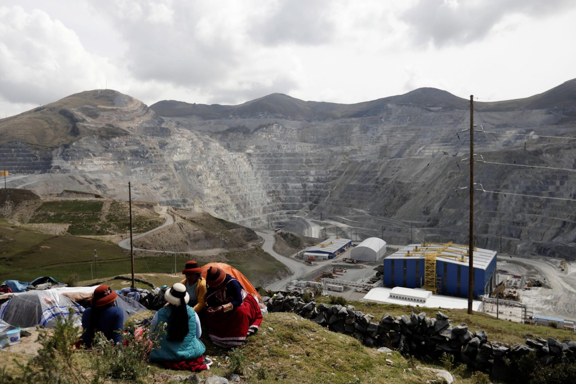 <p>Manifestantes indígenas acampam perto da mina de cobre Las Bambas, no Peru, operada pela empresa chinesa MMG (Imagem: Angela Ponce / Alamy)</p>