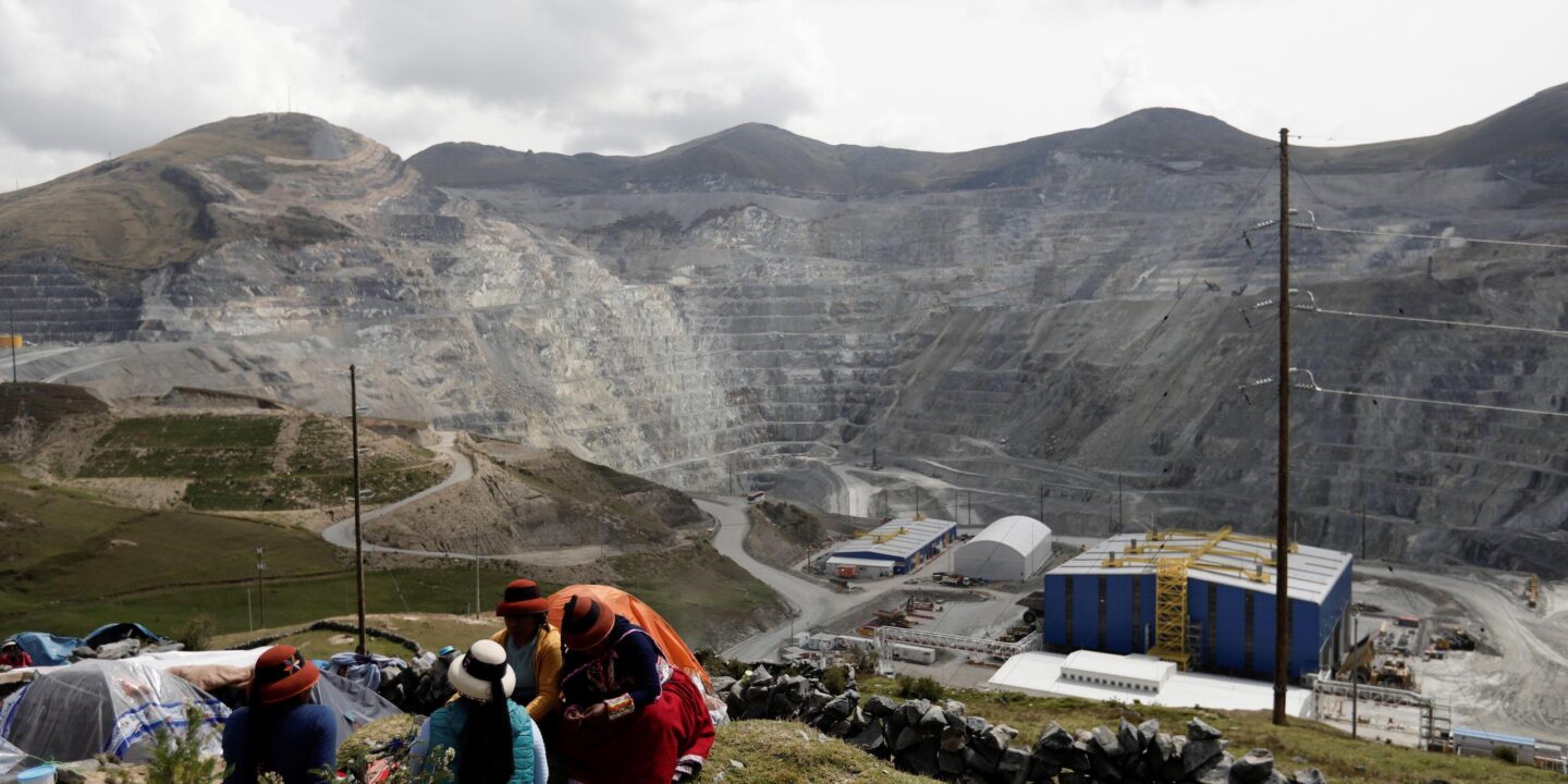 <p>Comunidades locales acampan en protesta cerca de la mina de cobre Las Bambas, en Perú, explotada por la empresa china MMG (Imagen: Angela Ponce / Alamy)</p>