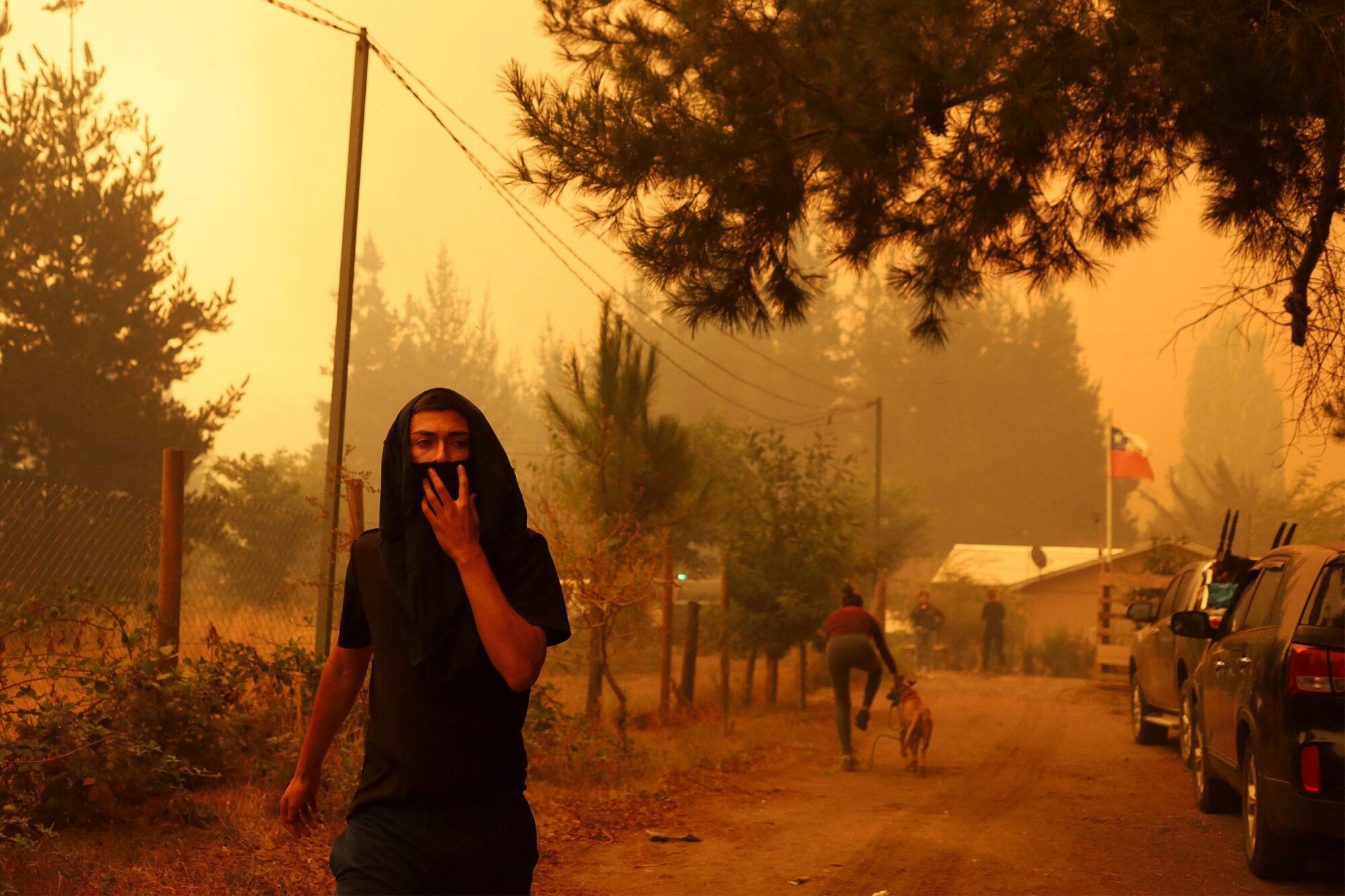 Homem cobre o rosto em incêndio florestal em Santa Juana, no Chile