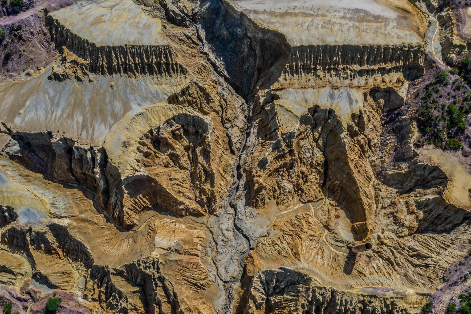 <p><i><span style="font-weight: 400;">Aérea de antigua mina de cobre con restos de roca deteriorada en el estado de Sonora, México (Imagen: Luis Gutiérrez / Alamy) </span></i></p>