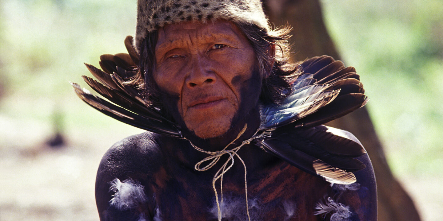 Un indígena Ayoreo con su vestimenta típica