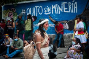<p>#QuitoSemMineração, lê-se em muro durante protesto de indígenas em Quito, no Equador. O Acordo de Escazú busca proteger ativistas ambientais, garantindo direitos de acesso à informação, participação pública e justiça (Imagem: Juan Diego Montenegro / Alamy)</p>