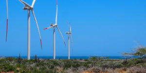 <p>Aerogeneradores en el parque eólico Guajira I, en la costa caribeña del departamento de La Guajira, Colombia (Imagen: David González M / Diálogo Chino)</p>