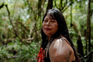 <p>Alessandra Korap Munduruku, ganadora del Premio Medioambiental Goldman de este año, posa en la Amazonía brasileña. Fue reconocida por sus esfuerzos para proteger el territorio Munduruku de la invasión de una empresa minera (Imagen: Goldman Environmental Prize)</p>