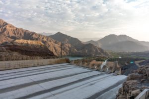<p>Represa hidroeléctrica Gallito Ciego, en Cajamarca, Perú, operada por la empresa noruega Statkraft. La generación de las hidroeléctricas en Perú cayó un 29% en diciembre del año pasado comparado con diciembre de 2021 debido a la sequía (Imagen: Eduard Goričev / Alamy)</p>