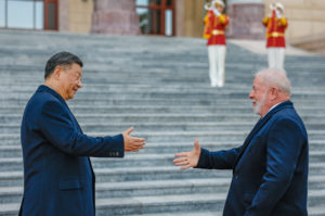 <p>Xi Jinping e Lula se cumprimentam em encontro em Beijing no dia 14 de abril (Imagem: Ricardo Stuckert / Presidência do Brasil)</p>