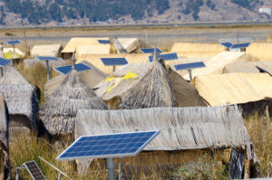 <p>Paneles solares en las Islas de los Uros en el lago Titicaca, en el sur de Perú. El país andino produce solo el 5% de su electricidad a partir de fuentes solares y eólicas (Imagen: Geoff Marshall / Alamy)</p>