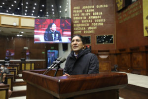 <p>Yaku Pérez discursa na tribuna do Congresso do Equador, em setembro de 2022. O atual candidato à presidência foi o terceiro colocado nas eleições de 2021 (Imagem: <a href="https://flickr.com/photos/asambleanacional/52341431774/">Fernando Sandoval</a> / <a href="https://flickr.com/photos/asambleanacional/">Congresso do Equador</a>, <a href="https://creativecommons.org/licenses/by-sa/2.0/">CC BY-SA</a>)</p>
