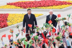 Xi Jinping and Lula da Silva walking in front of crowd