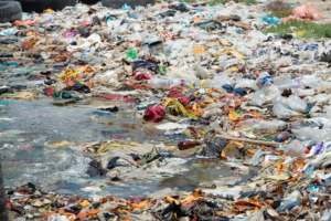 <p>Poluição de plástico em uma praia na Colômbia. O tratado da ONU sobre plástico, primeiro acordo global para regulamentar o material, deve ser redigido este ano e concluído até 2024 (Imagem: © Martin Katz / Greenpeace)</p>