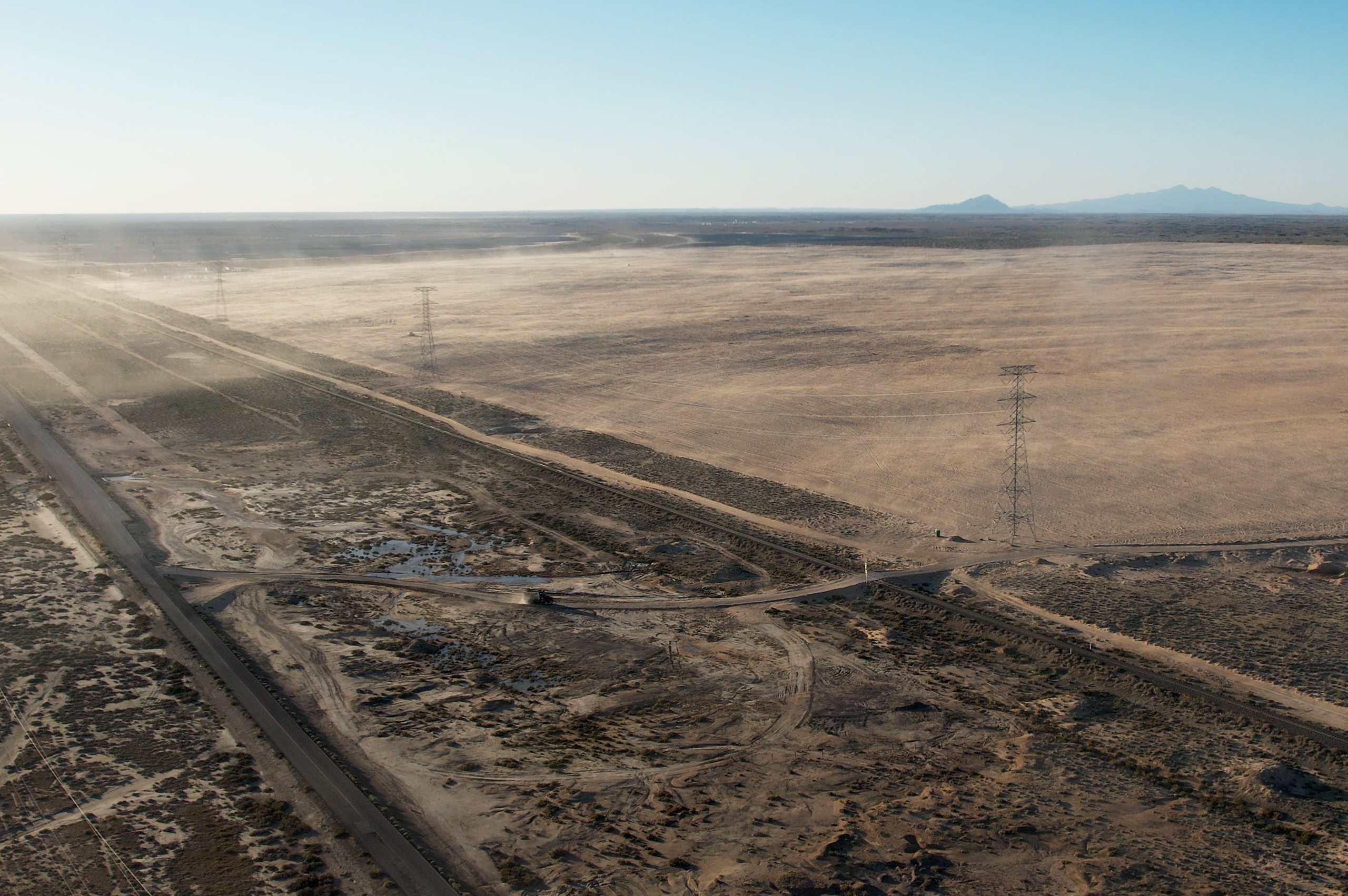 líneas de transmisión en un desierto
