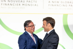 <p>Emmanuel Macron (derecha) da la bienvenida al presidente colombiano Gustavo Petro en la Cumbre para un Nuevo Pacto Financiero Mundial celebrada en París, Francia, el 22 de junio. Petro lideró los llamamientos a canjear deuda por medidas climáticas durante el evento (Imagen: Alamy)</p>