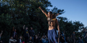 <p>Thiago Karai Djekupe, líder indígena Guarani, protesta contra o marco temporal, proposta legal que ameaça seu território, Jaraguá, em São Paulo (Imagem: Dan Agostini / Diálogo Chino)</p>