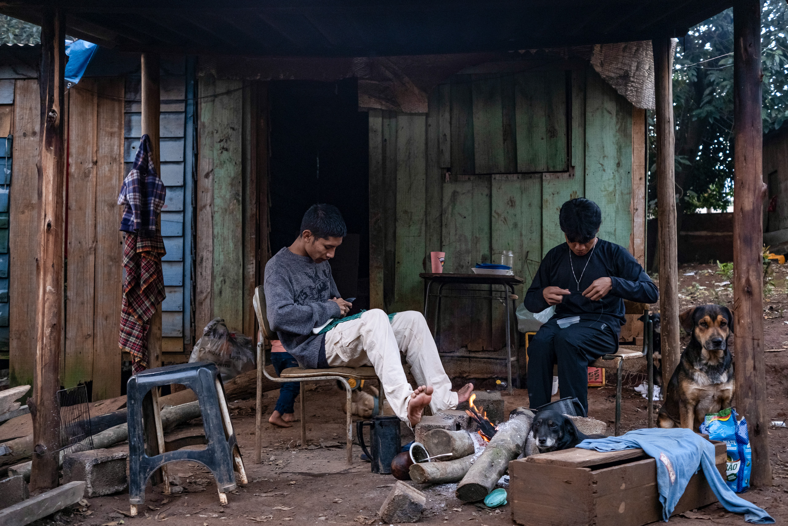 Jovens indígenas cozinham e fazem artesanato na aldeia Tekoá Pyau