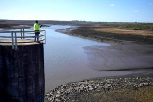 <p>Baixos níveis do reservatório de Paso Severino, que abastece 60% da população do Uruguai, em 1º de julho. A seca recorde provocou uma crise hídrica histórica no país (Imagem: Nicolas Celaya / Alamy)</p>