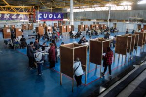 <p>Personas votando en Valparaíso, Chile, en las elecciones del Consejo Constitucional celebradas el 7 de mayo. El órgano elegido, conformado en su mayoría por la derecha, debe presentar un borrador final de la nueva Constitución antes del plebiscito de diciembre (Imagen: Alamy)</p>