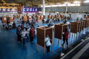 Vista general de personas votando en las elecciones para el consejo constitucional de chile