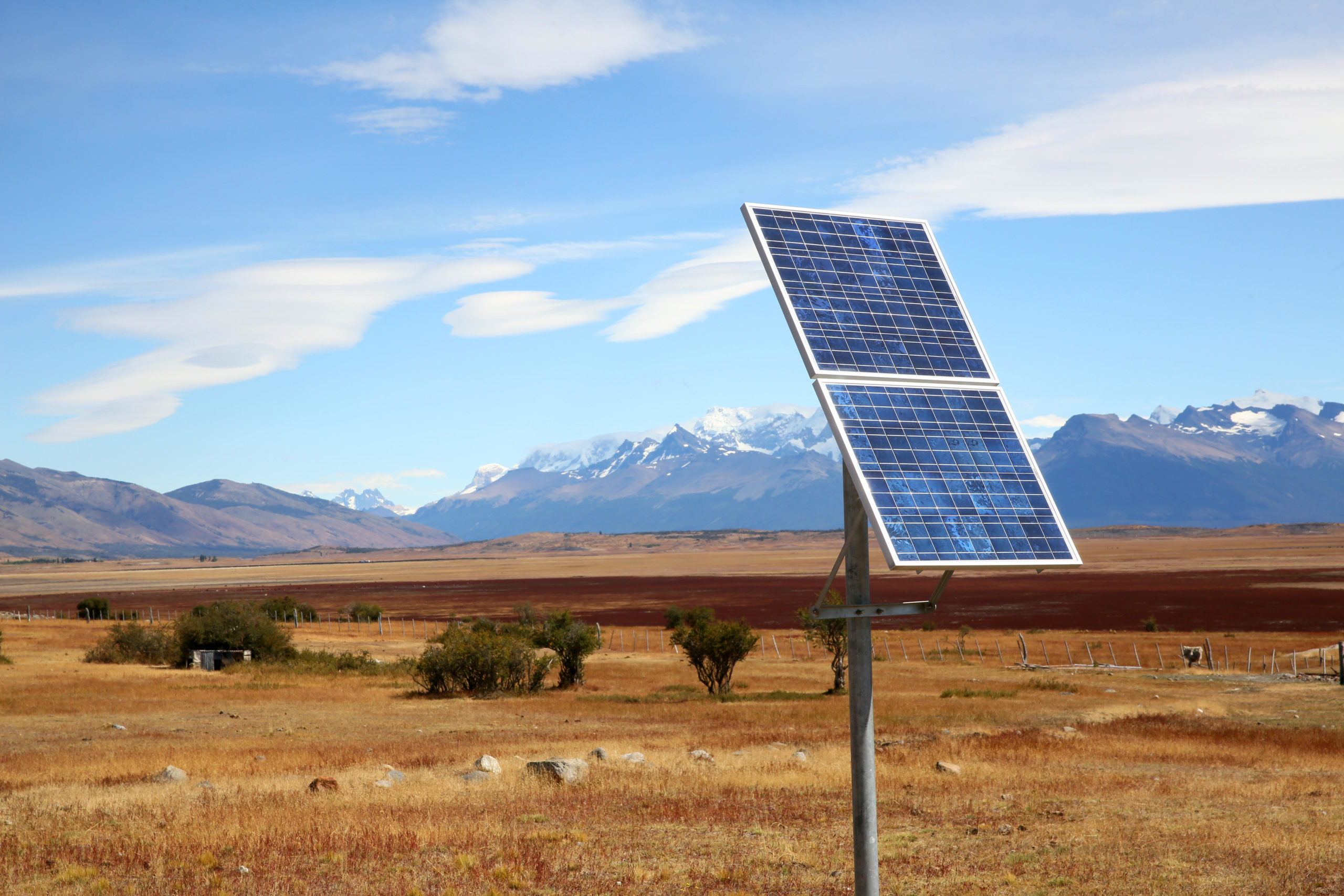 panel solar sobre poste metálico en la estepa patagónica