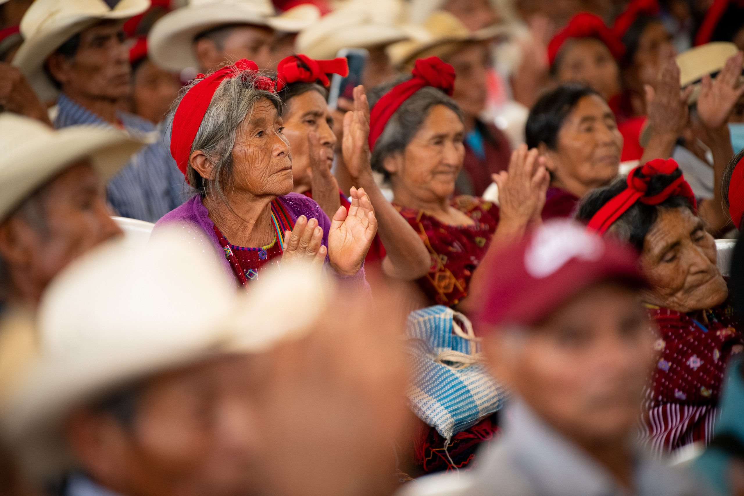 Mulheres indígenas aplaudem na Guatemala