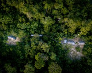 <p>Vista aérea de comunidade indígena Shiwiar, na região de Pastaza, Amazônia equatoriana. Acredita-se que os povos indígenas protejam 80% da biodiversidade restante do mundo, embora representem apenas 6% da população global (Imagem: Mark Fox / Alamy)</p>