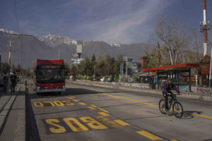 <p>Un autobús eléctrico y un ciclista en una calle de Santiago de Chile. Para muchos expertos, el país desempeña un rol de liderazgo en la transición energética de la región <span style="font-weight: 400;">(Imagen: </span><a href="https://flic.kr/p/2mb58UD"><span style="font-weight: 400;">Tamara Merino</span></a><span style="font-weight: 400;"> / </span><a href="https://flickr.com/people/imfphoto/"><span style="font-weight: 400;">IMF</span></a><span style="font-weight: 400;">, </span><a href="https://creativecommons.org/licenses/by-nc-nd/2.0/"><span style="font-weight: 400;">CC BY-NC-ND</span></a><span style="font-weight: 400;">) </span></p>