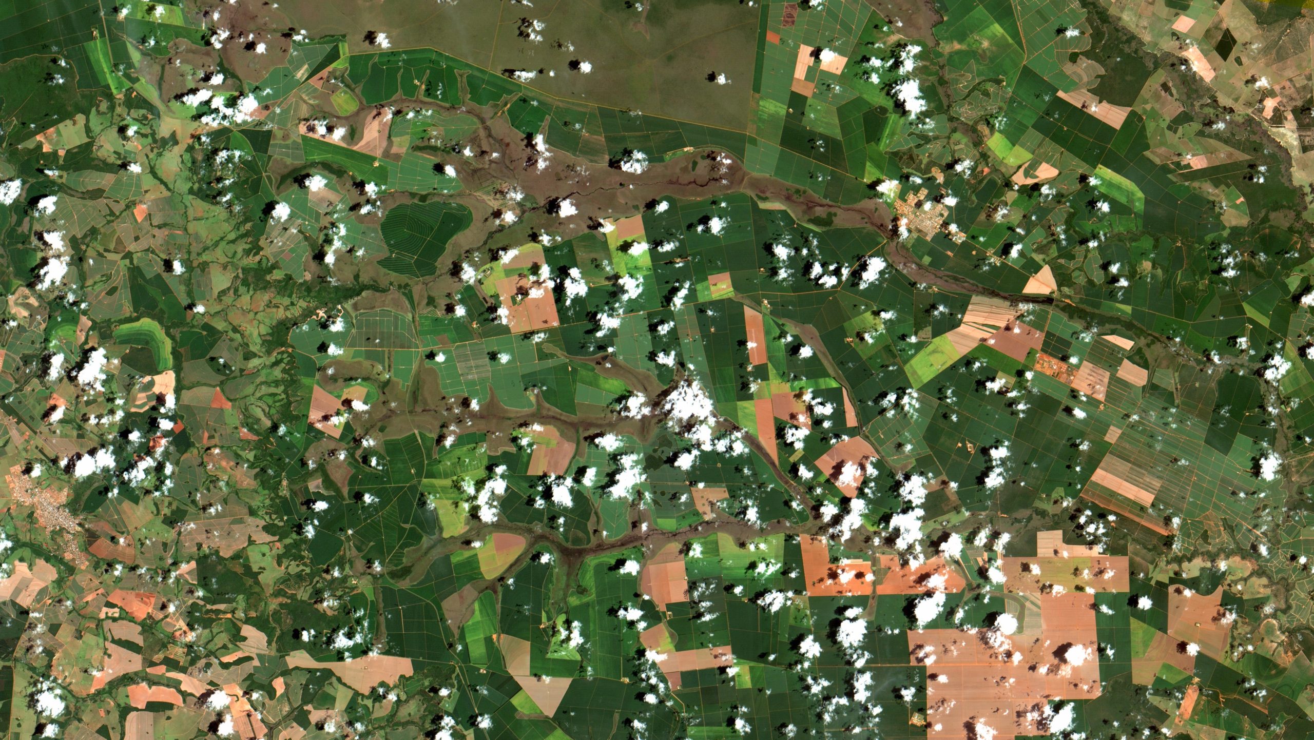 Imagem do satélite CBERS4 de fazendas no Chapadão do Céu, em Goiás