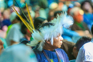 un indígena con ropa tradicional en una reunión