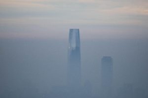 <p class="normal">Aire contaminado en Santiago, la capital de Chile. Chile es el país sudamericano con mayor número de muertes atribuibles a la contaminación del aire, y la leña es la principal fuente de material particulado fino (Imagen: Karol Kozlowski / Alamy)</p>