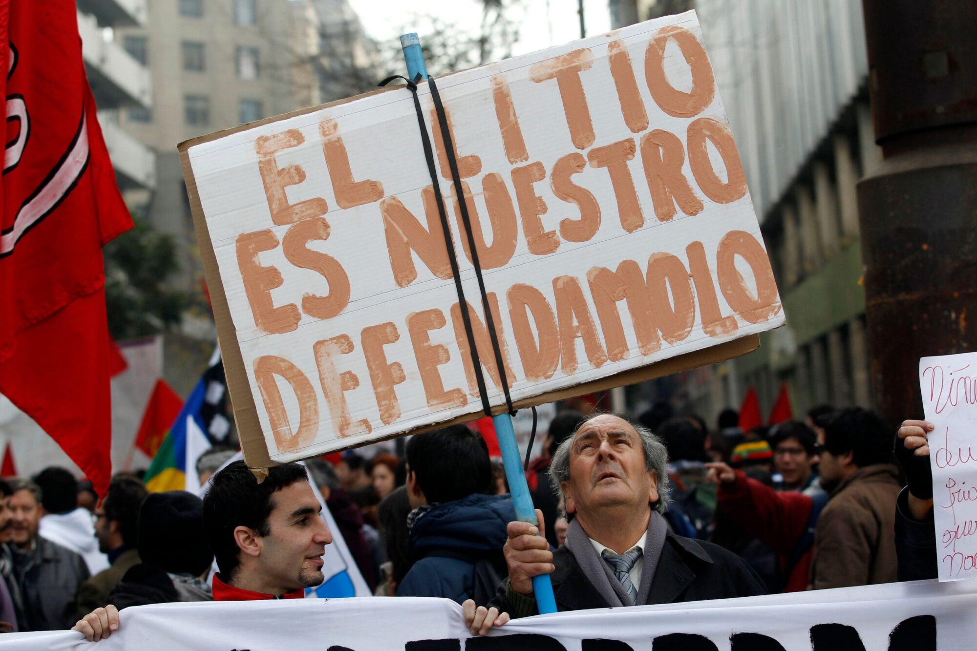 Manifestante segura placa com os dizeres ‘o lítio é nosso, vamos defendê-lo’ em Santiago do Chile
