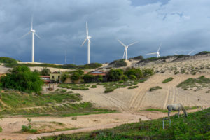 <p>Parque eólico em Canoa Quebrada, no Ceará. União Europeia planeja cofinanciar projetos de energia solar e eólica no Brasil como parte de sua nova estratégia global de investimento em infraestrutura (Imagem: Stefan Ember / Alamy)</p>