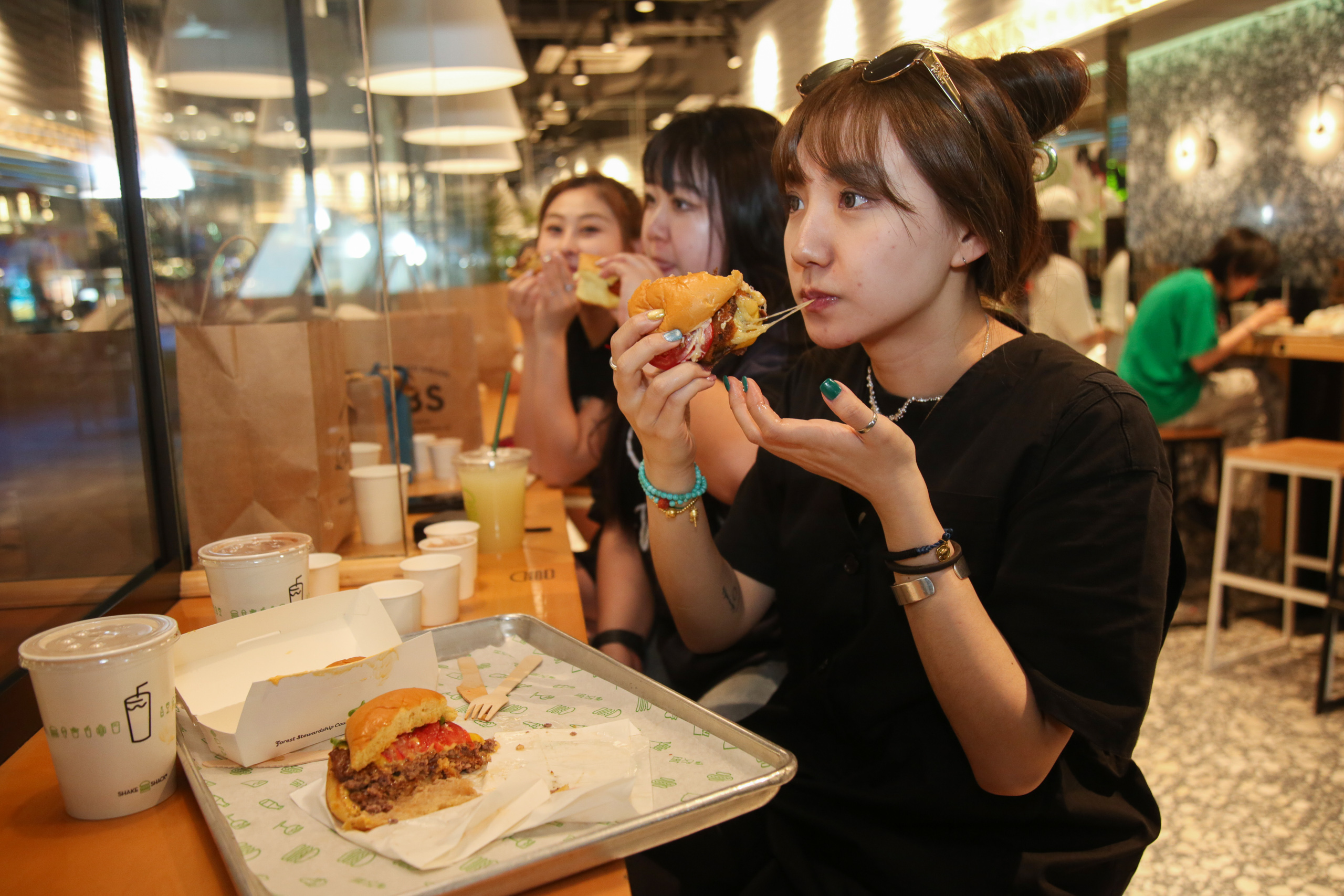 una mujer comiendo una hamburguesa