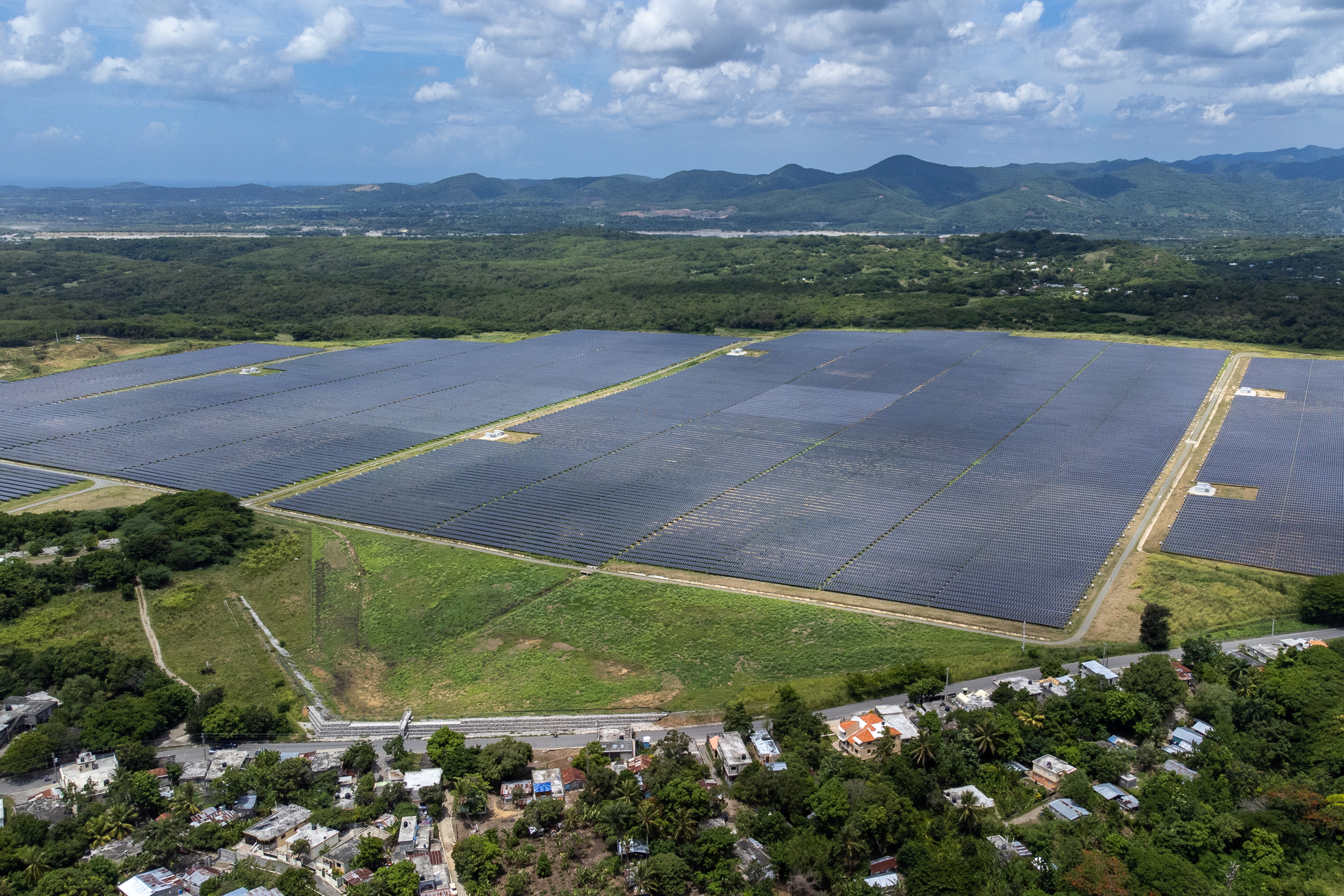 vista aérea de un gran campo cubierto por miles de paneles solares