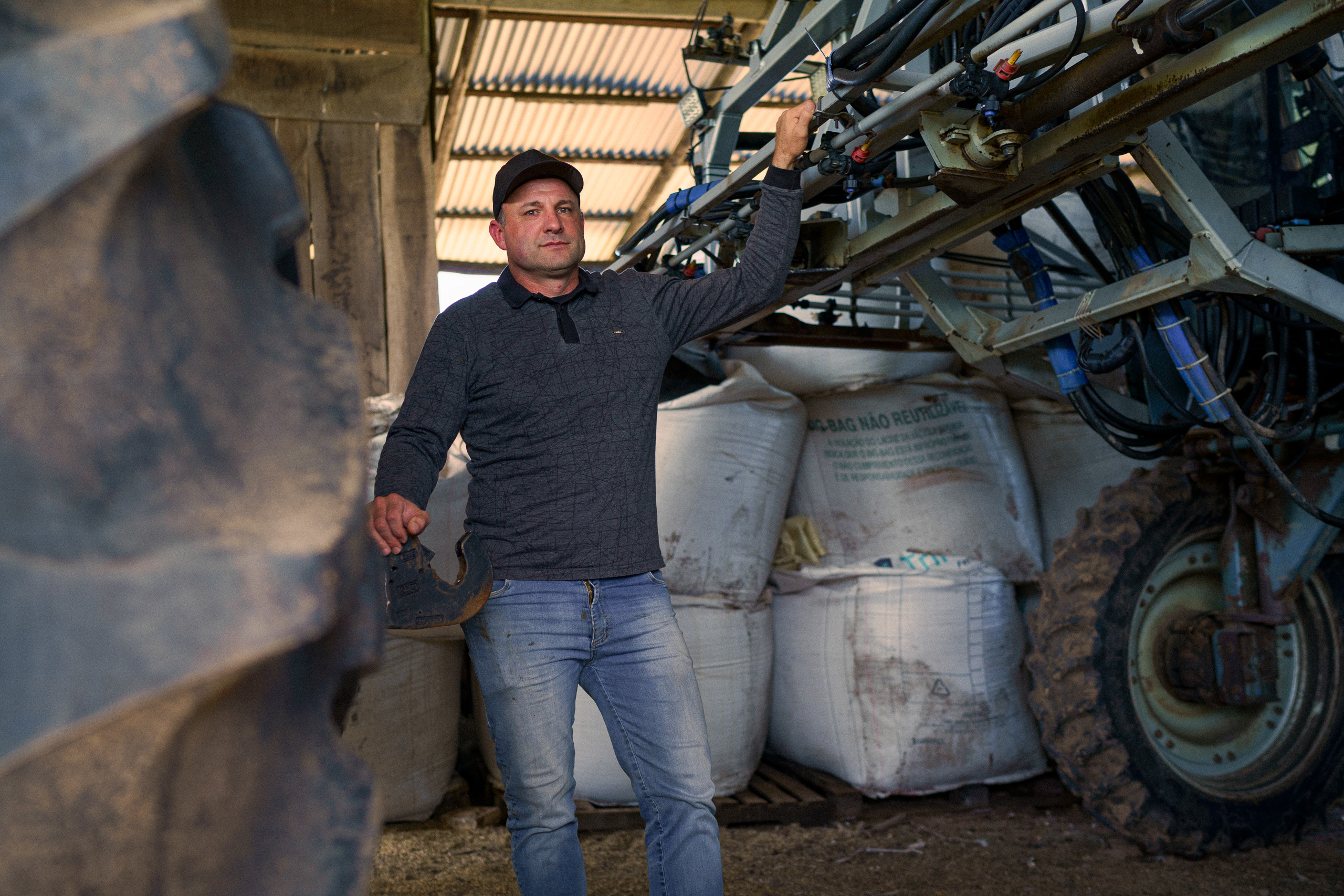 Un hombre junto a máquinas que se usan para el cultivo de la soja