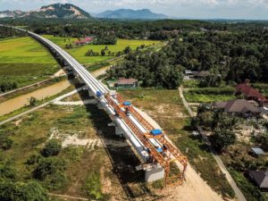 <p>Ferrovia em construção na Malásia, em abril de 2023. A linha será conectada a uma rede férrea pan-asiática, que está sendo planejada como parte da Iniciativa Cinturão e Rota da China (Imagem: Alamy)</p>