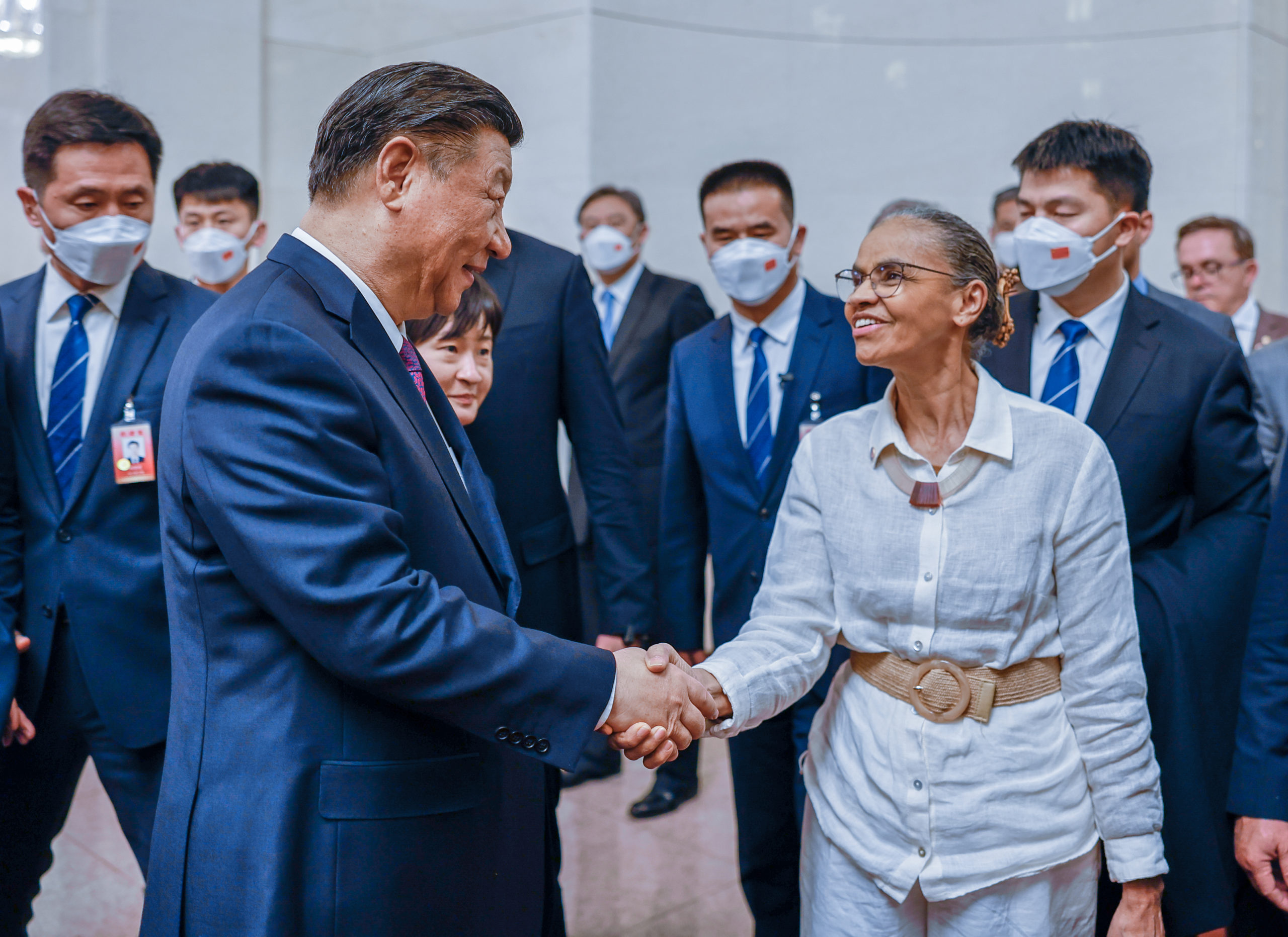 Marina Silva y Xi Jinping dándose la mano