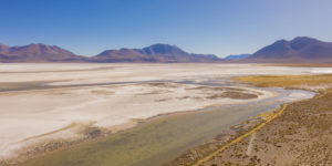 <p>Vista aérea del salar y la laguna de Pastos Grandes, en el departamento de Potosí, Bolivia. Es una de las tres mayores reservas de litio del país donde se construirán plantas industriales (Imagen: Ernst Udo Drawert / Diálogo Chino)</p>