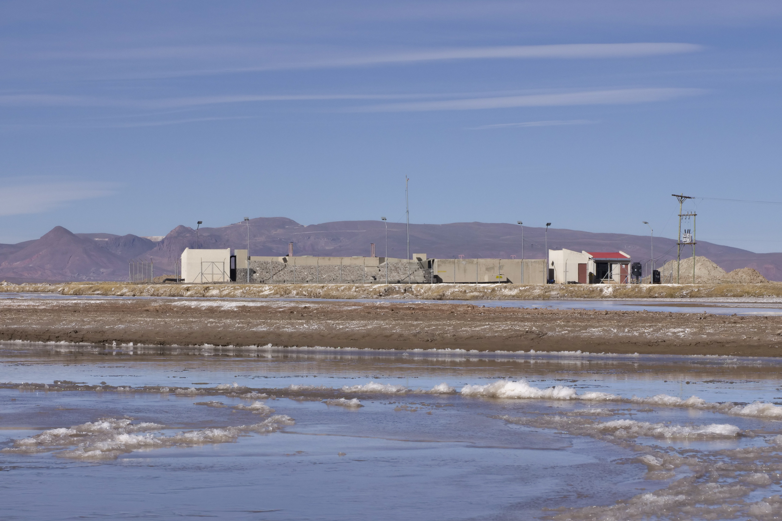 Sistema de bombeamento fornece água para projeto-piloto de carbonato de lítio em Llipi, no Salar de Uyuni, Bolívia