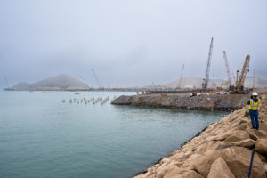 <p>Obras do porto de Chancay, a 80 quilômetros ao norte da capital peruana. A primeira fase do projeto tem conclusão prevista para novembro de 2024 (Imagem: Flor Ruiz / Diálogo Chino)</p>