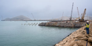 <p>Vista de las obras de construcción del megapuerto de Chancay, situado a 80 kilómetros al norte de Lima, la capital de Perú. La primera fase del proyecto se inaugurará en noviembre de 2024 (Imagen: Flor Ruiz / Diálogo Chino)</p>