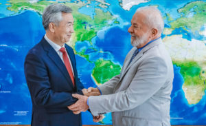 Luiz Inácio Lula da Silva and Li Xi handshake