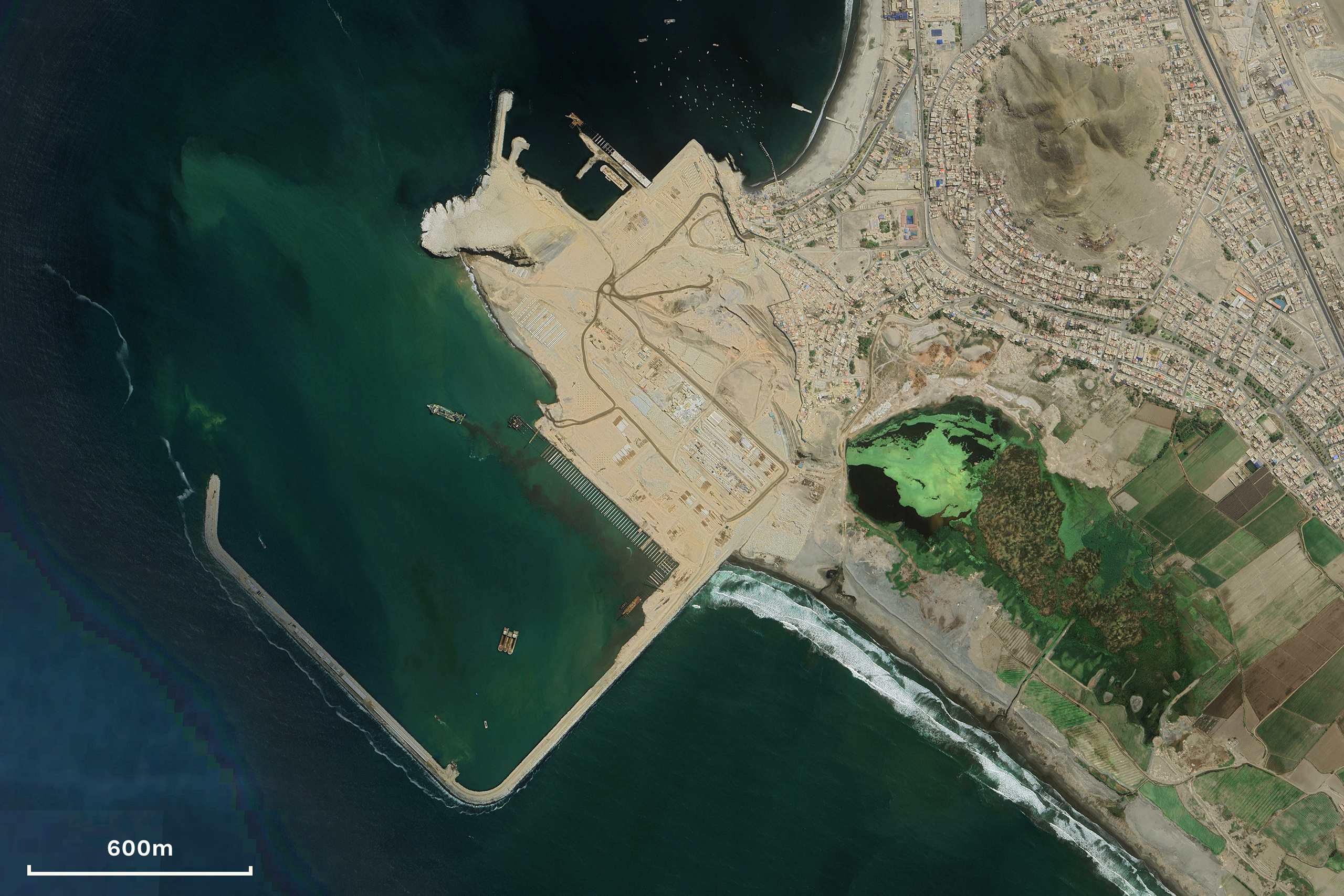Imagem de satélite de outubro exibe porto de Chancay (à esquerda), bairro residencial e área úmida de Santa Rosa