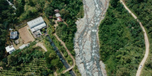 <p>Vista aérea de la central hidroeléctrica de San José del Tambo (izquierda) y del río Dulcepamba en la provincia de Bolívar, Ecuador (Imagen: Misha Vallejo Prut)</p>