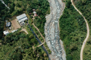 Vista aérea de una central hidroeléctrica cerca de una zona boscosa