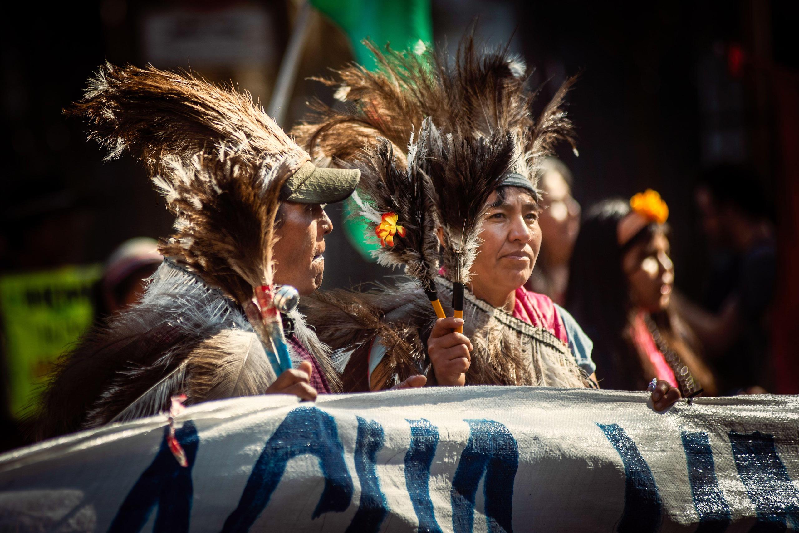 Dos manifestantes con ropa tradicional indígena